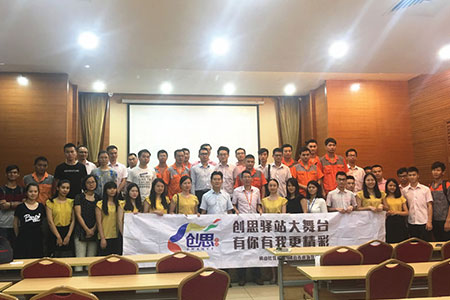 The national second-level writer Lu Xiaotian went to LINVOL to teach our staff.