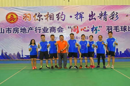 "LINVOL's Feather" badminton team exhibits its heroic posture in Foshan City "Tongxin Cup" badminton